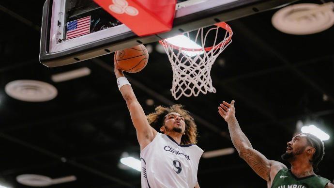 夏联不败！快船末节轰20-2打崩雄鹿 克里斯蒂21分鲍德温22+13