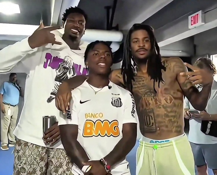 william网页版-谁更像粉丝？甲亢哥偶遇莫兰特&amp;小贾伦 用的还是三折叠